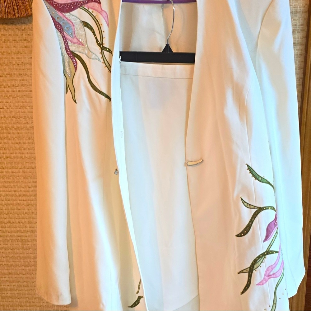 AS:HRO Floral Applique White Skirt Suit Set 2pc Long Sleeve Plus Size 26